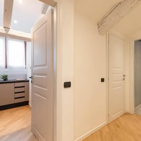 Brera Flat Near Duomo Апартаменты *
